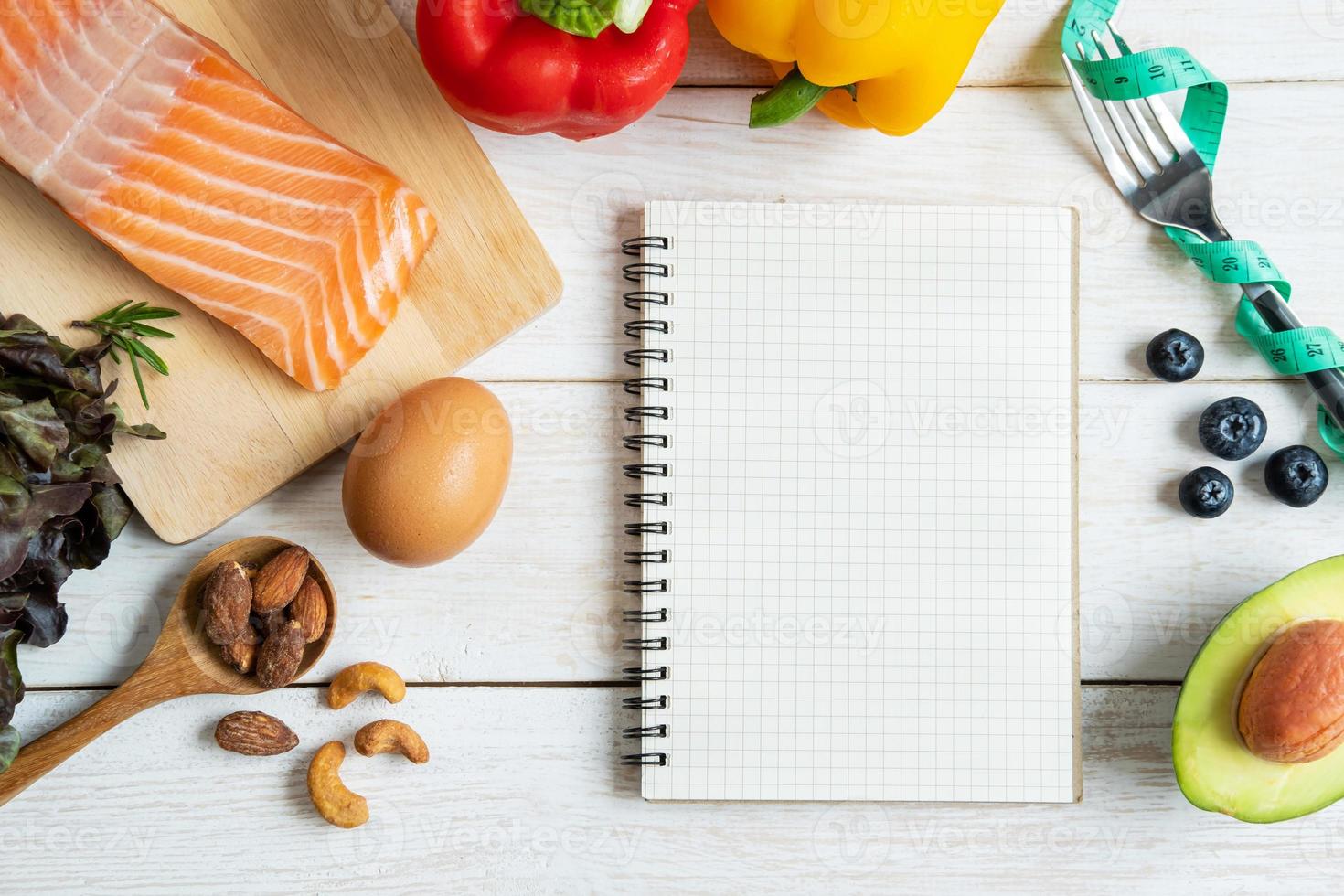 cibo sano con taccuino e spazio per la copia, concetto di dieta chetogenica, vista dall'alto foto