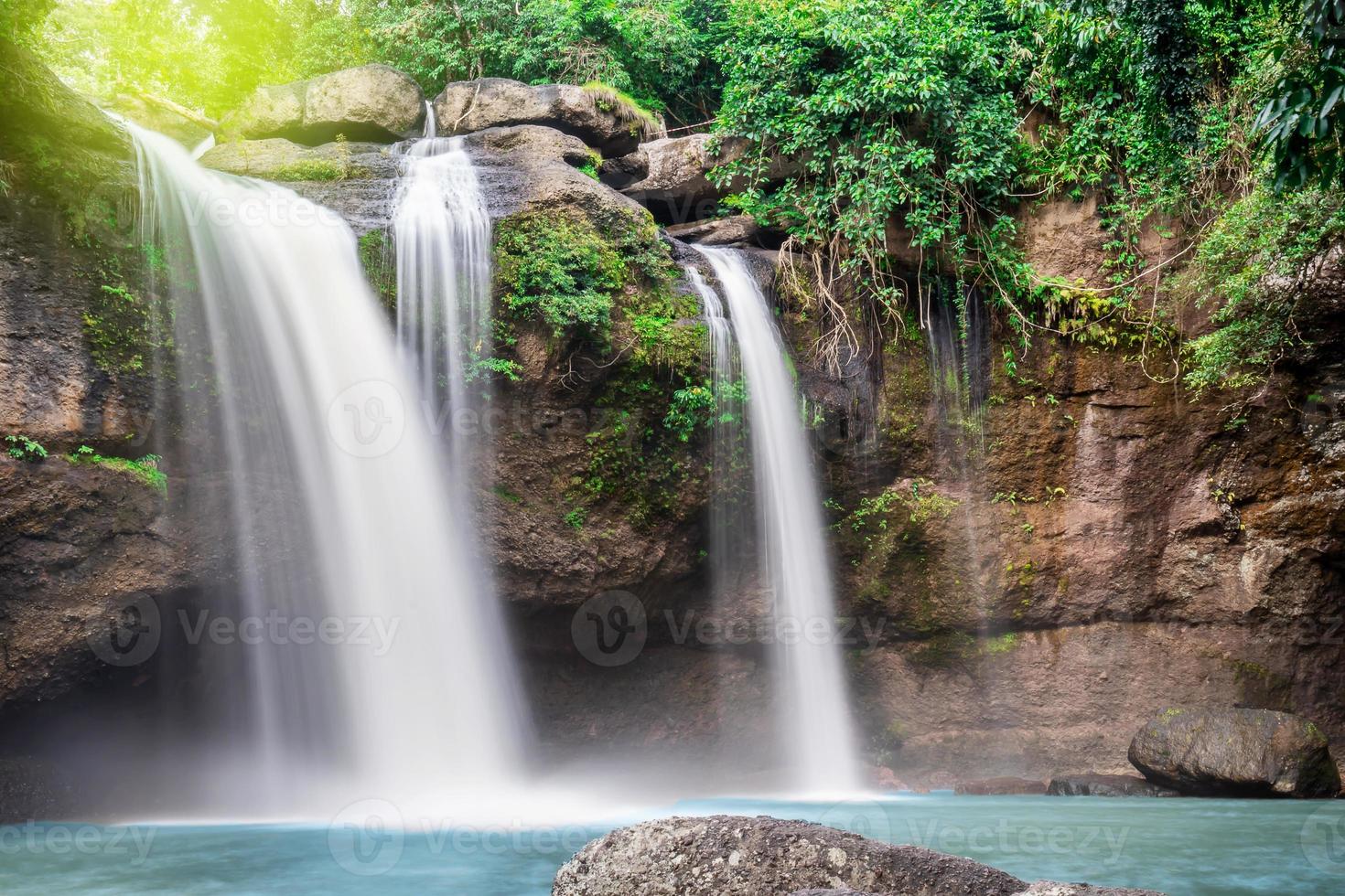 viaggio verso la bellissima cascata nella foresta profonda, l'acqua dolce del ruscello nel parco naturale della cascata di haew suwat nel parco nazionale di khao yai, tailandia foto