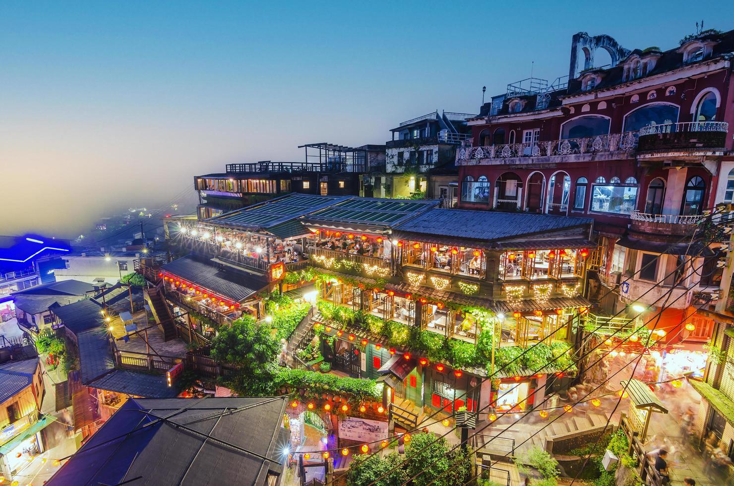 la vista dall'alto e la vista notturna di jiufen old street, una famosa area turistica nella nuova città di taipei, taiwan foto