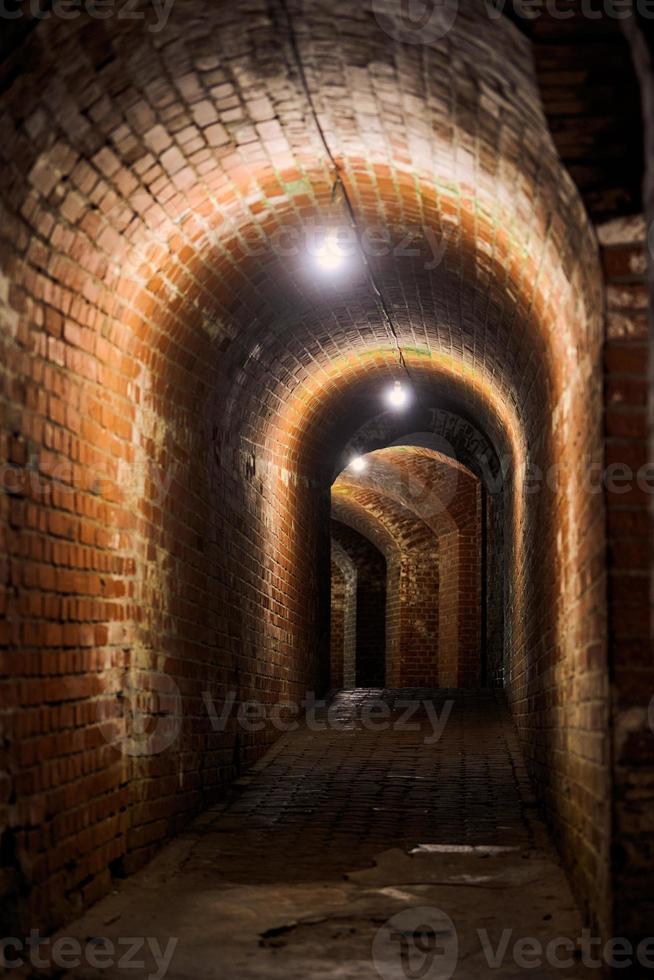 sottotetto tunnel in mattoni nel vecchio forte tedesco, passaggio segreto con il vecchio cablaggio elettrico, kaliningrad foto