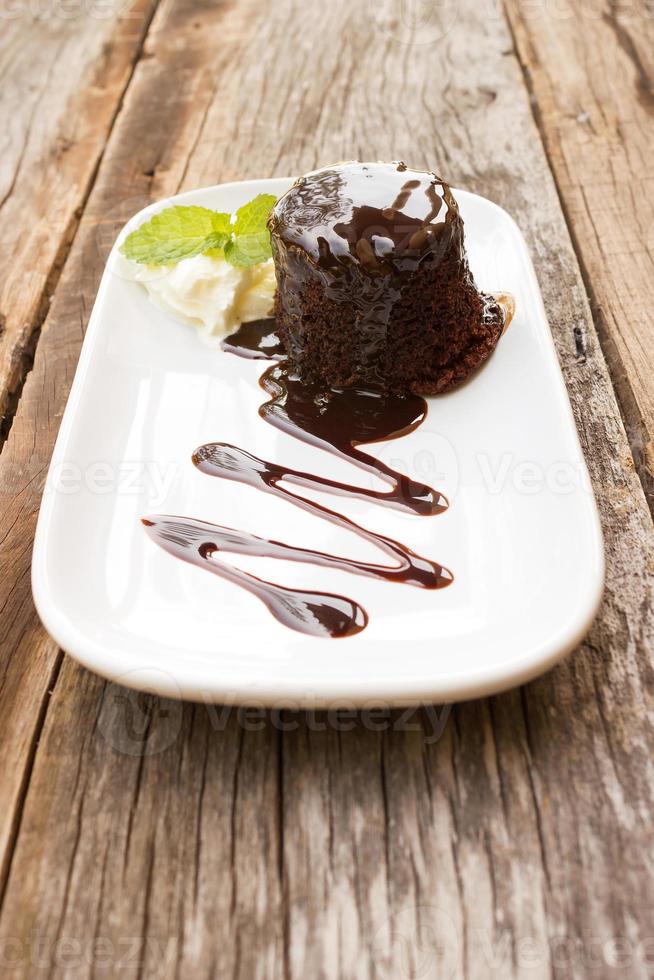 torta al cioccolato con panna da montare sul piatto bianco. foto