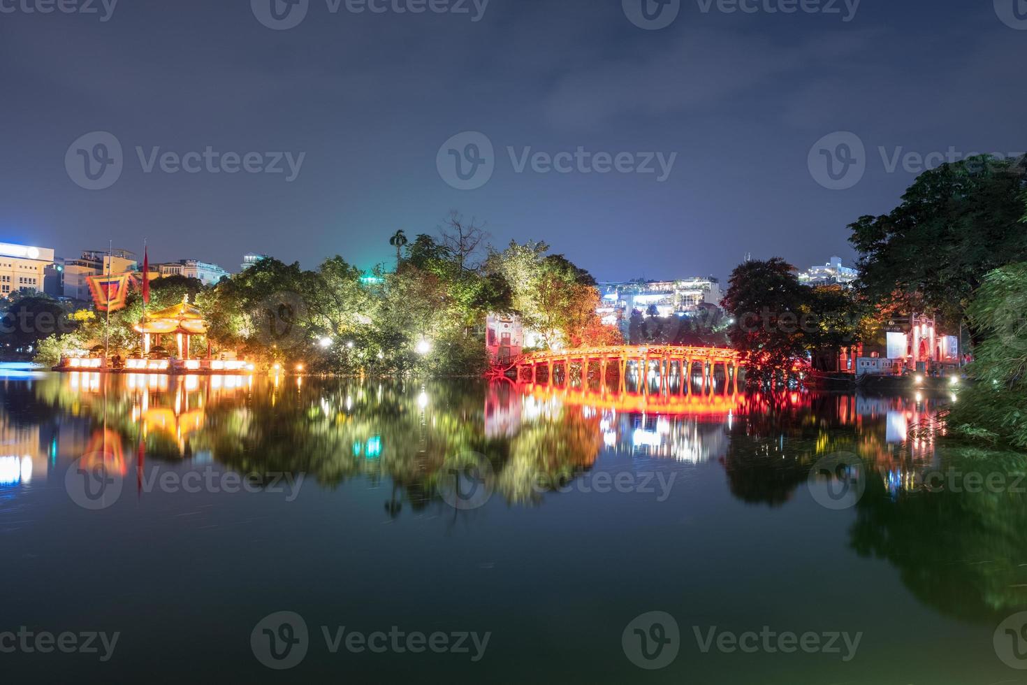 vista dell'edificio huc red bridge con santuario nel lago hoan kiem foto