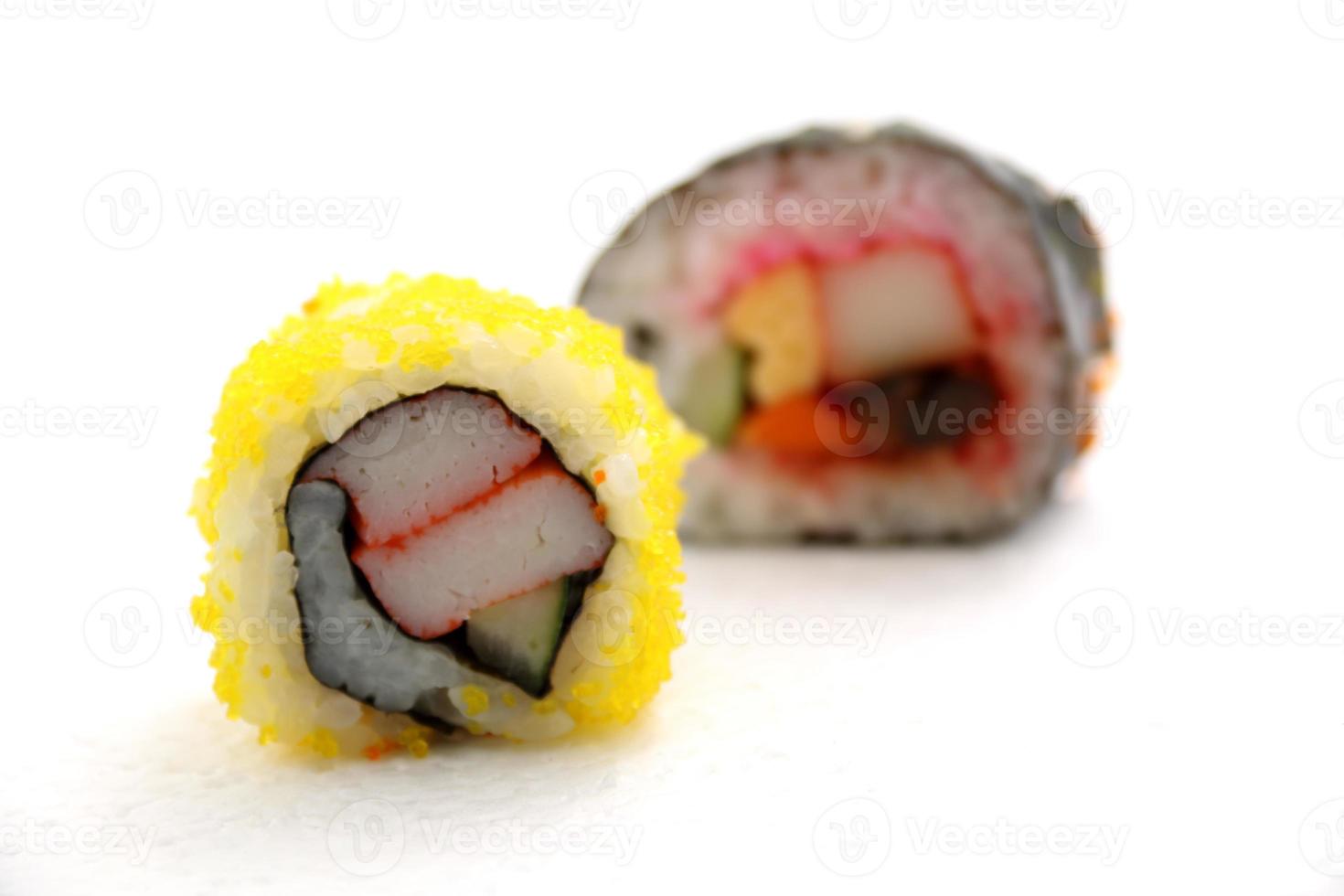 rotolo di sushi giapponese dell'alimento su bianco. foto
