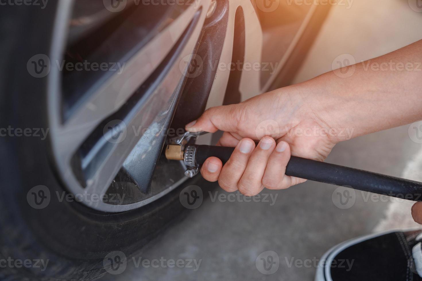 i conducenti controllano da vicino la pressione dell'aria e riempiono le gomme. foto