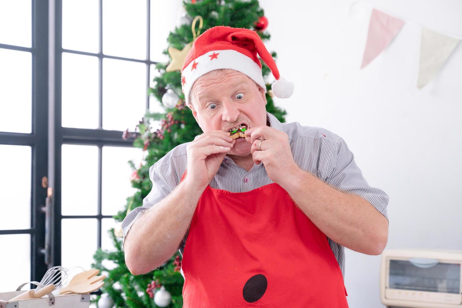 papà europeo prova il gusto del pan di zenzero che lui e la sua famiglia hanno fatto durante natale e capodanno foto