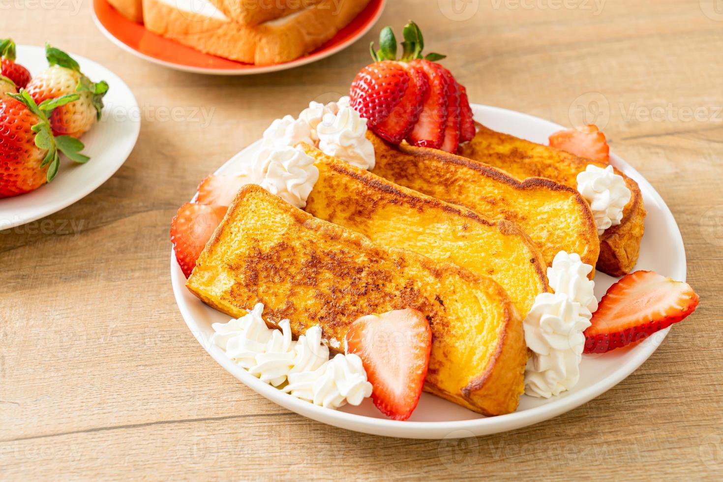 french toast con fragole fresche e panna montata foto