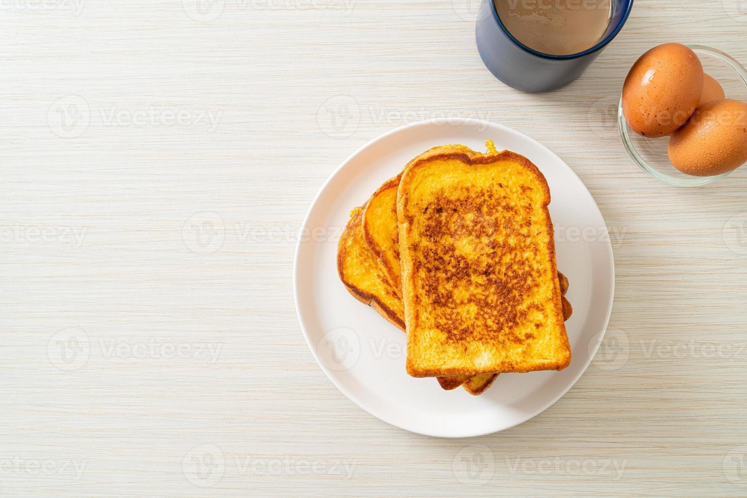 toast alla francese su piatto bianco foto