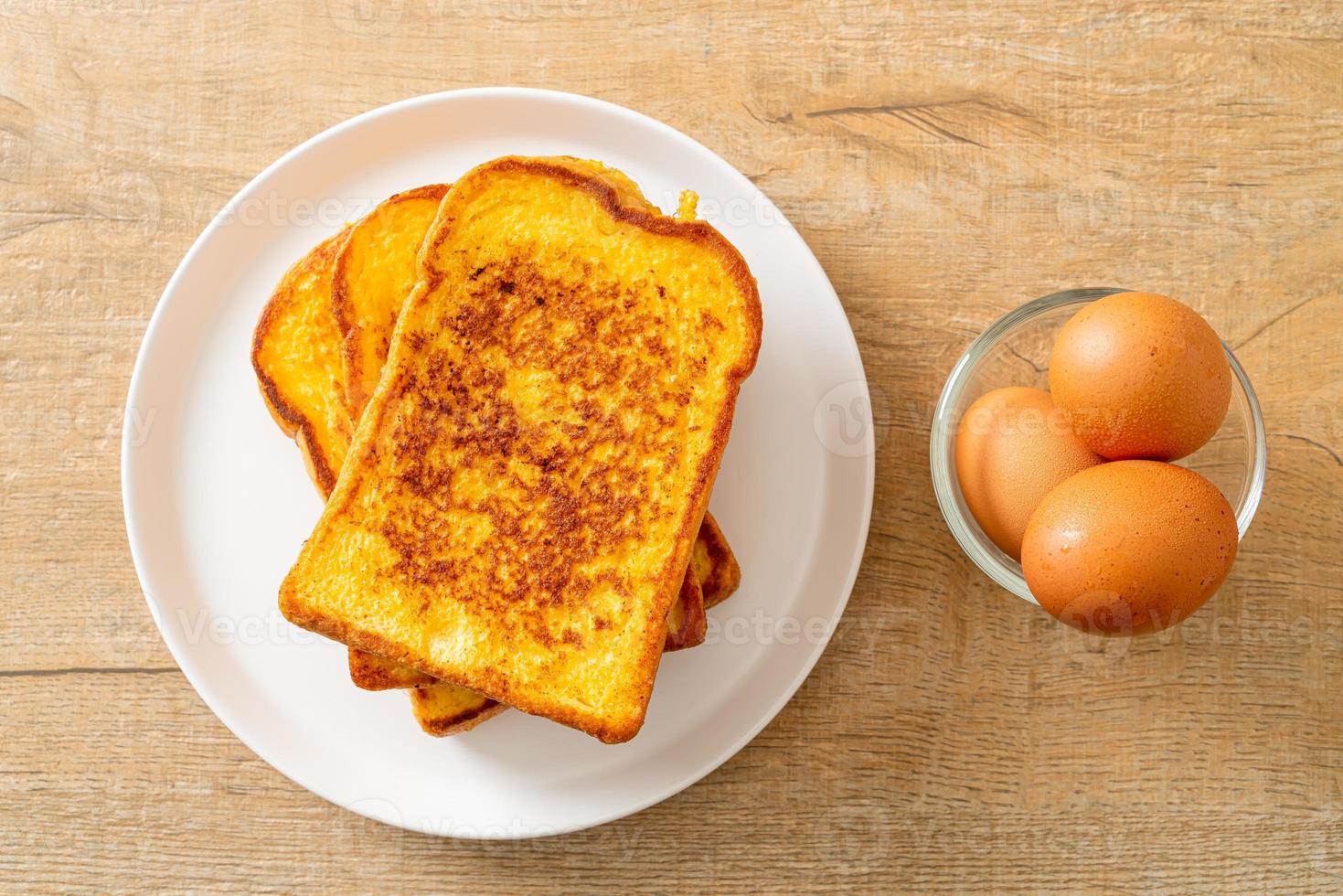 toast alla francese su piatto bianco foto