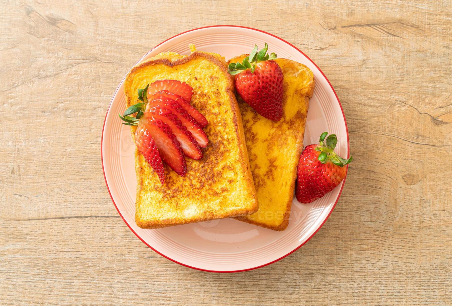 toast alla francese con fragole fresche foto