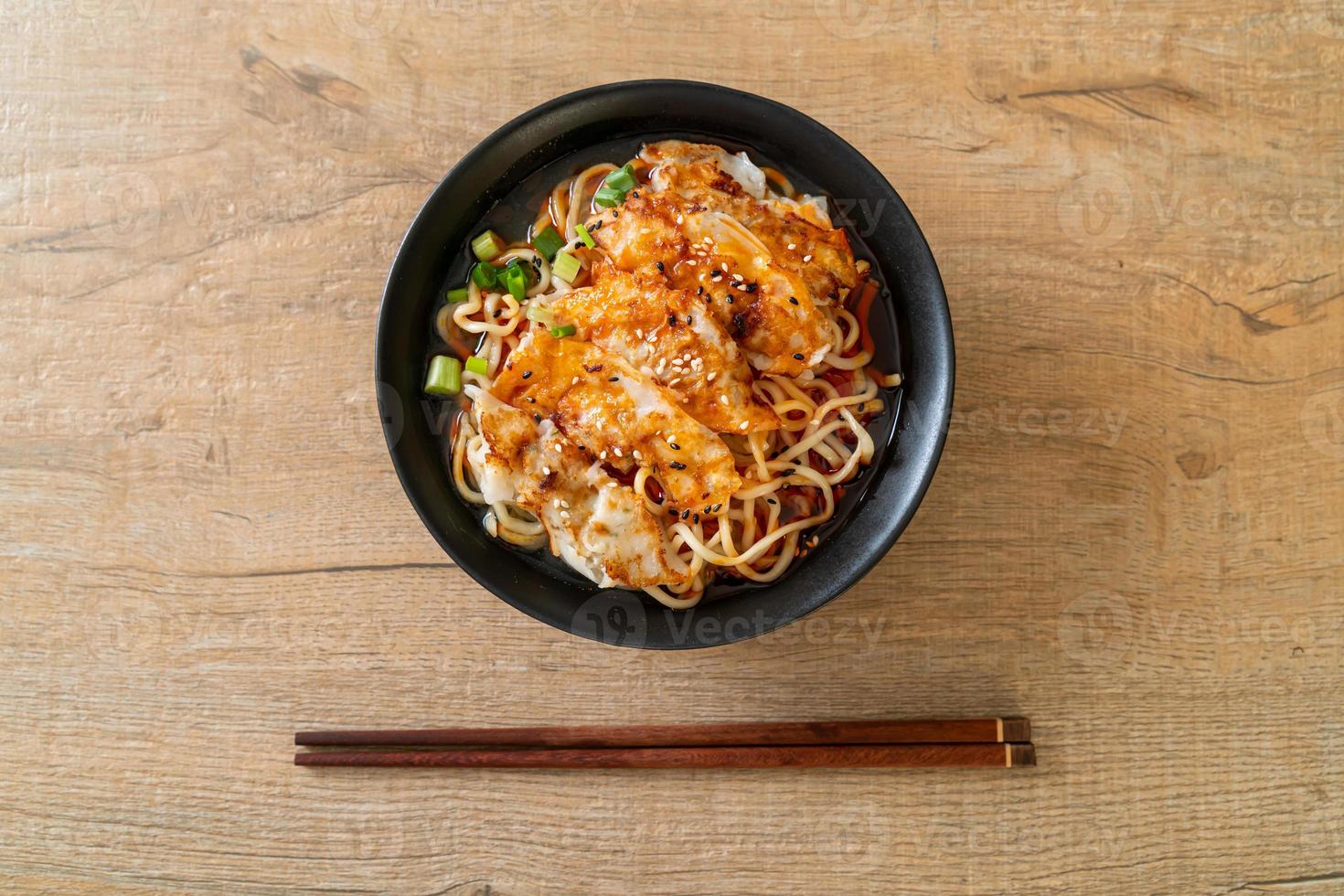 noodles ramen con gyoza o gnocchi di maiale foto