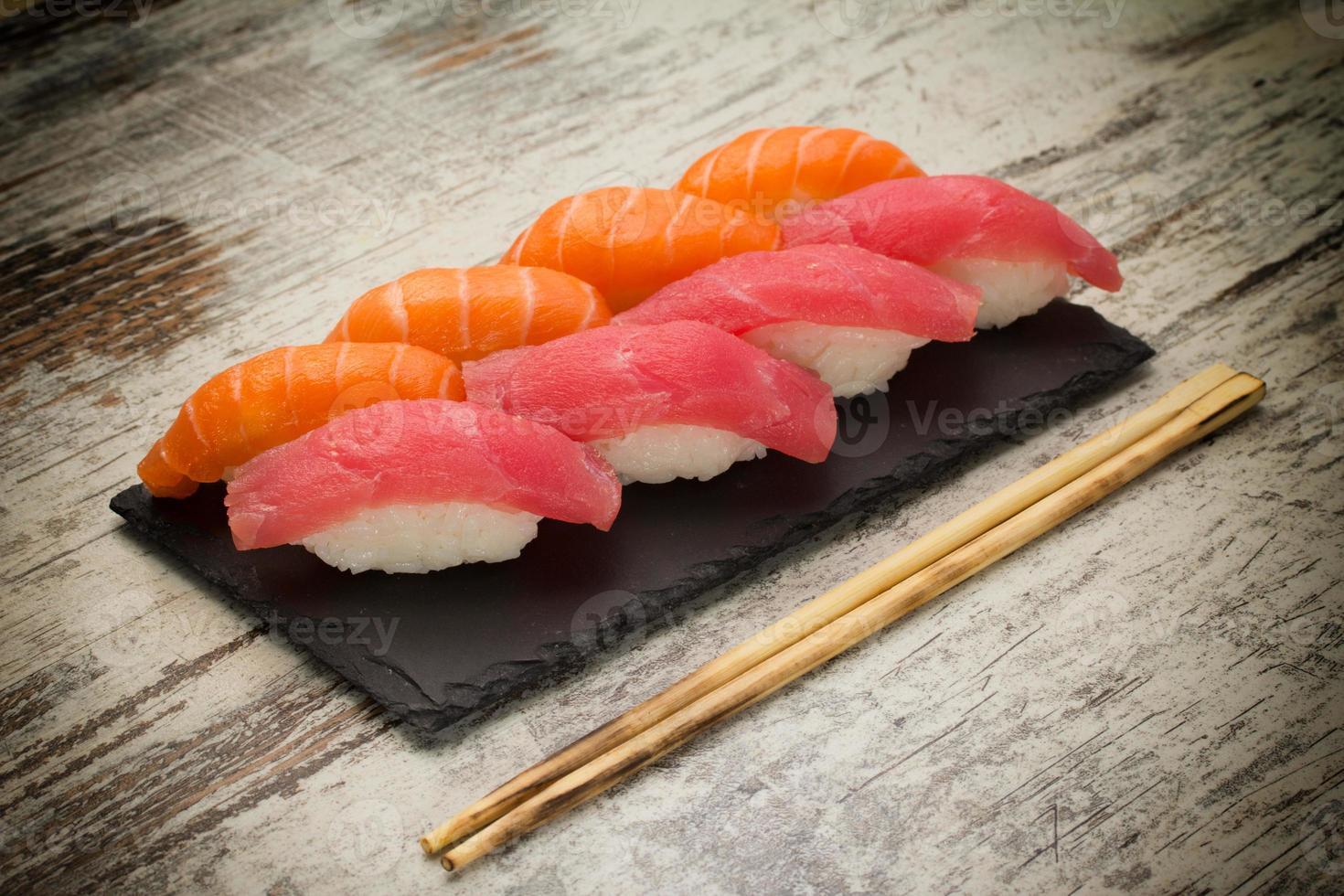 Nigiri sushi di salmone e tonno foto