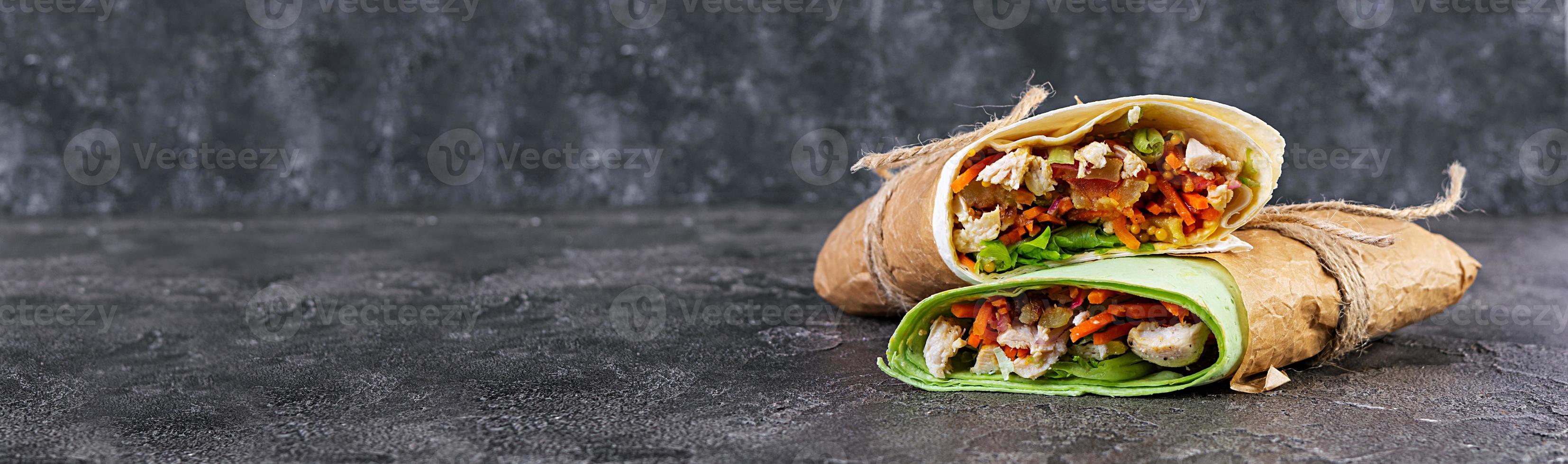 delizioso panino shawarma con pollo e patate su fondo di legno foto