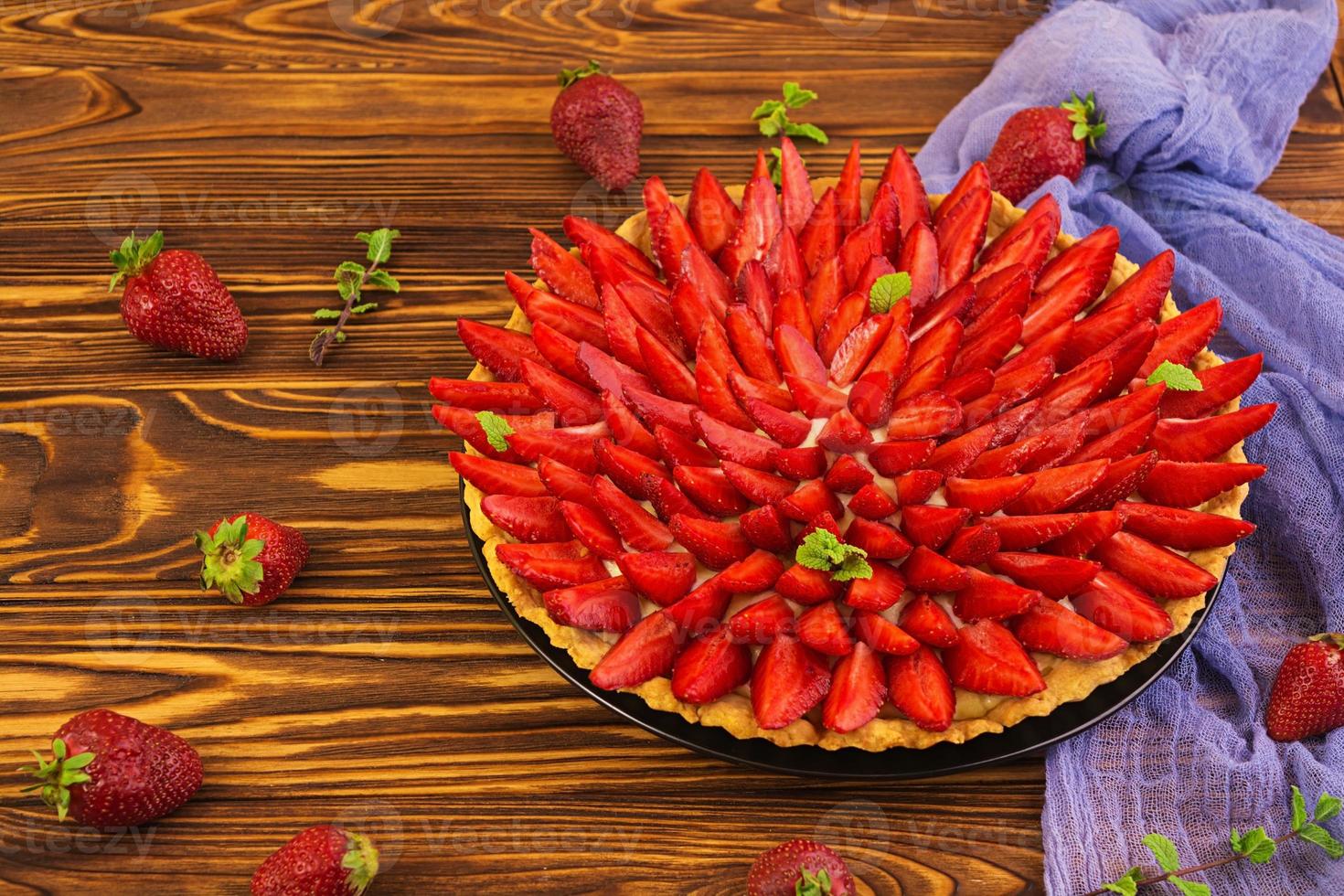 deliziosa crostata con fragole su fondo di legno foto