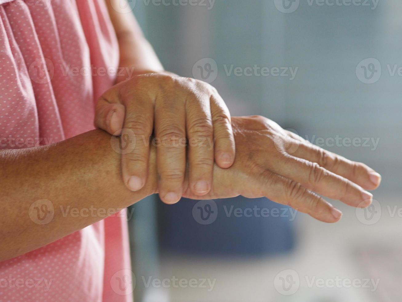 donna che si tiene per mano disturbo raro il sistema immunitario del corpo attacca i nervi, la sindrome di Guillan barre, il trattamento del coronavirus covid-19 del vaccino foto