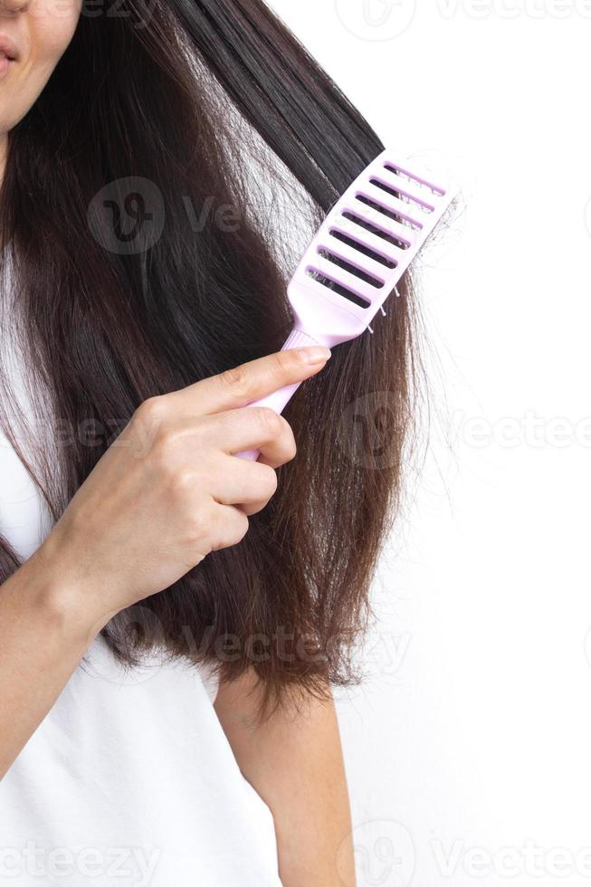 una giovane donna con i capelli lunghi e una pipetta in mano. trattamento e cura dei capelli foto