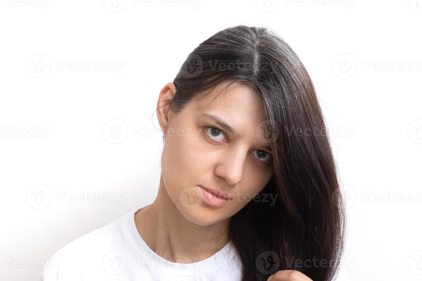 una giovane donna con i capelli grigi. primo concetto di capelli grigi foto