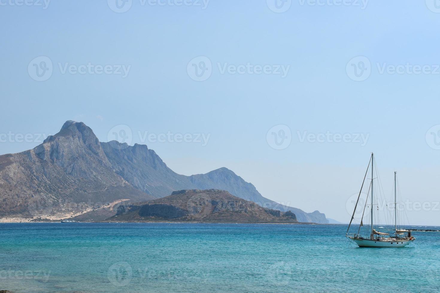 barca a vela bianca sul mar mediterraneo a creta foto