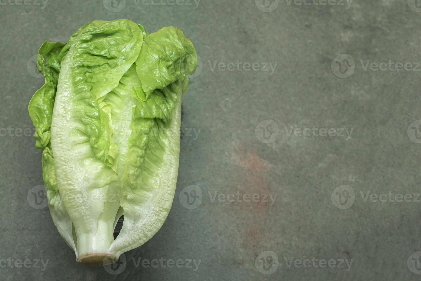 insalata di cibo sano lattuga romana su sfondo verde tavolo. foto