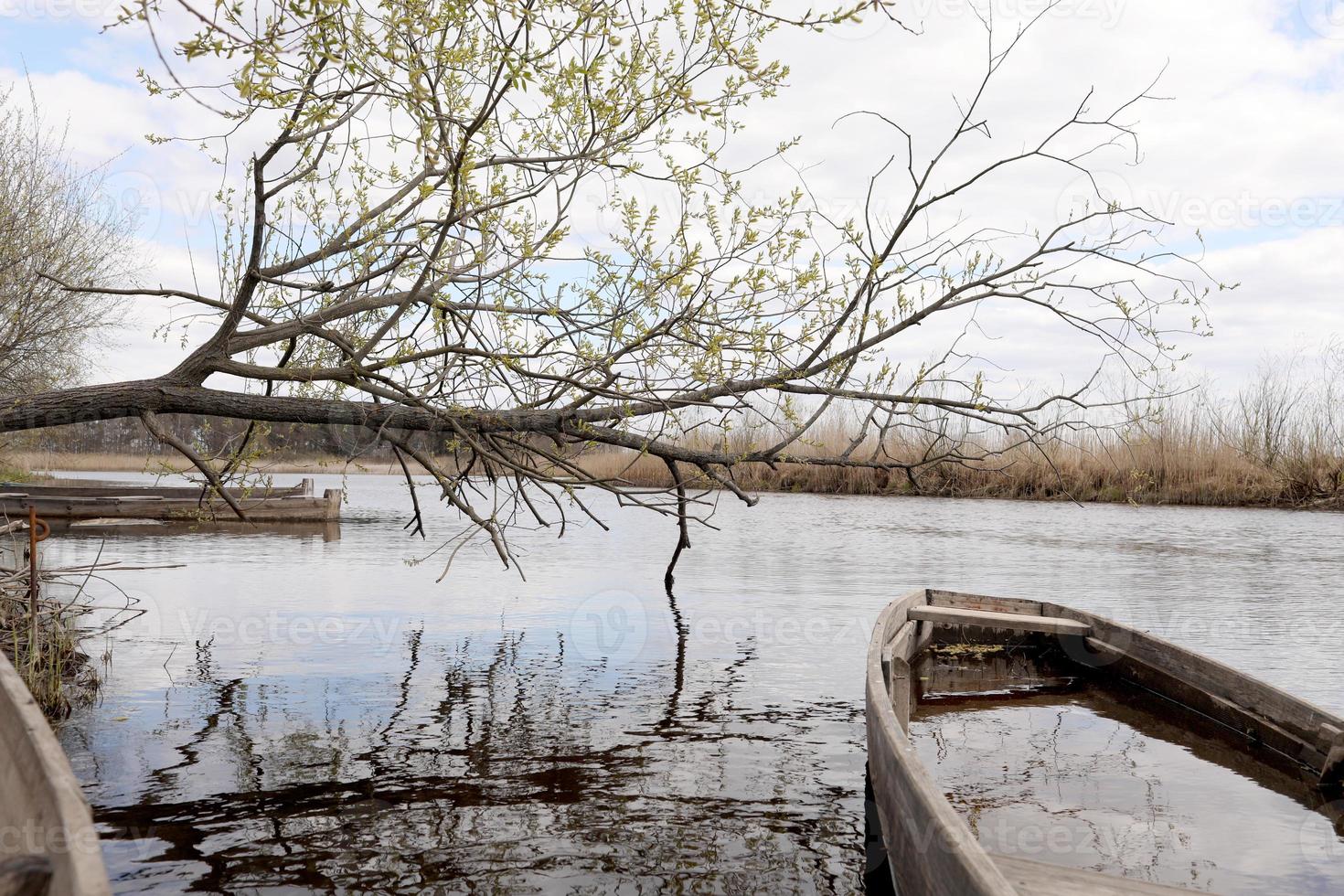 vecchio peschereccio in legno vicino alla riva del lago d'estate. foto