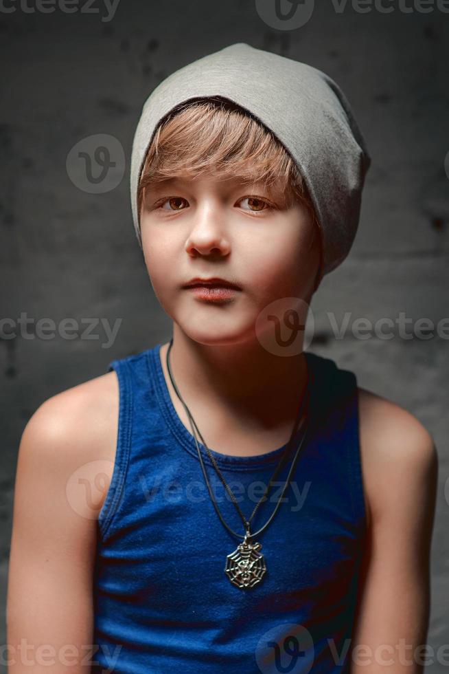 ritratto di cool giovane ragazzo hip hop con cappello grigio nel loft foto