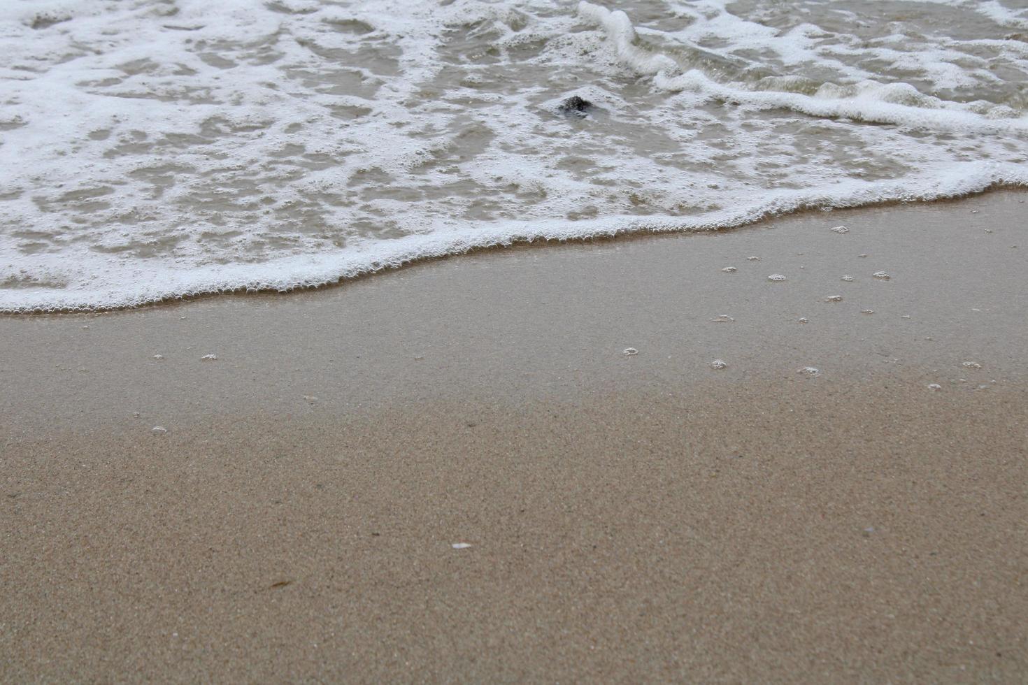 bolle di mare sulla spiaggia foto