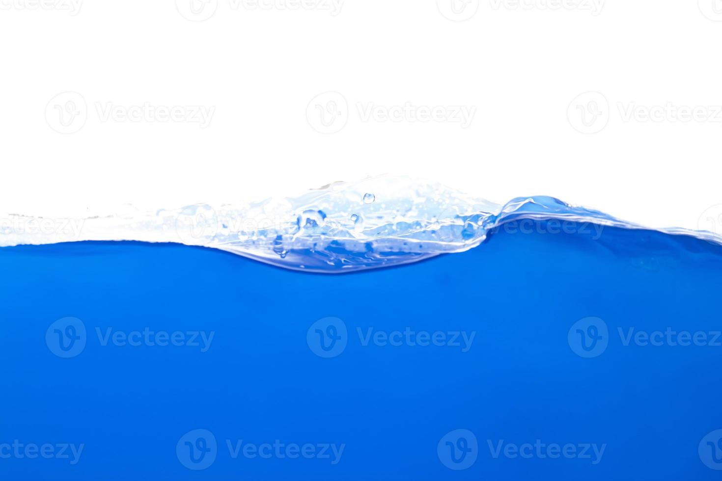 la superficie dell'acqua azzurra che si muove e schizza foto