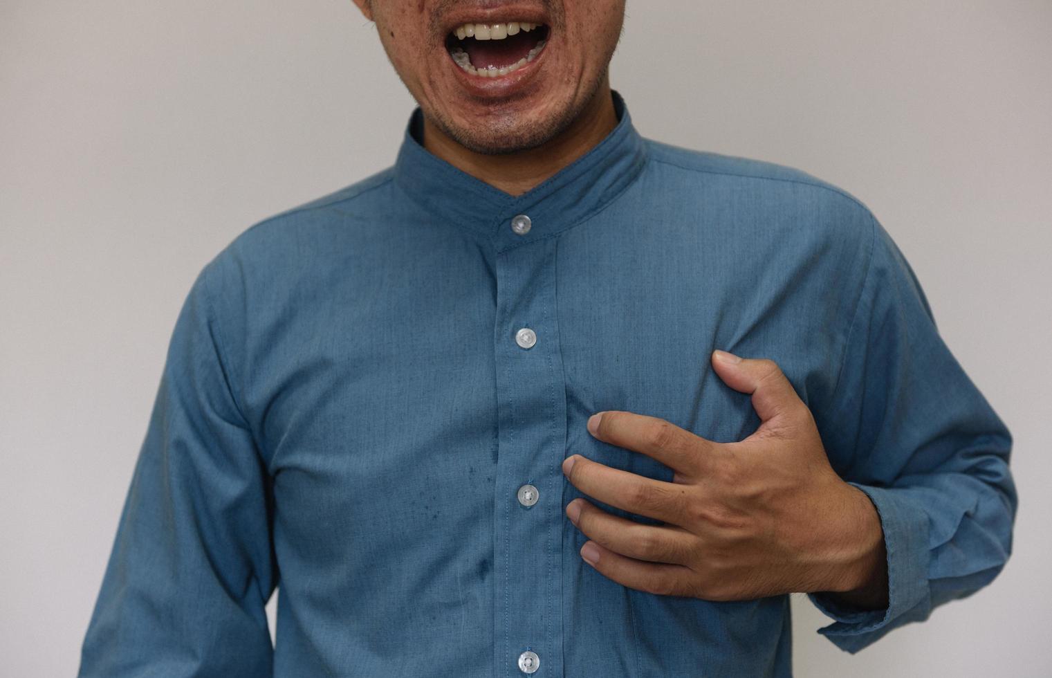 giovane bell'uomo che indossa una camicia azzurra con diversi comportamenti sul lavoro foto
