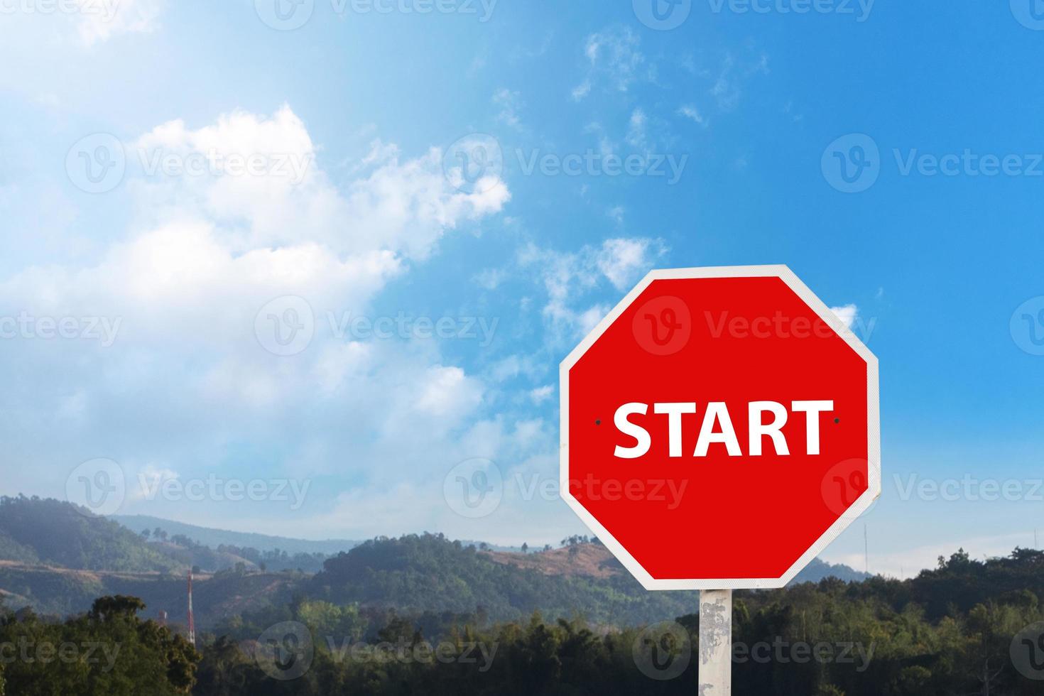 segno di inizio sul segnale stradale di avvertimento sky.start blu su una strada foto