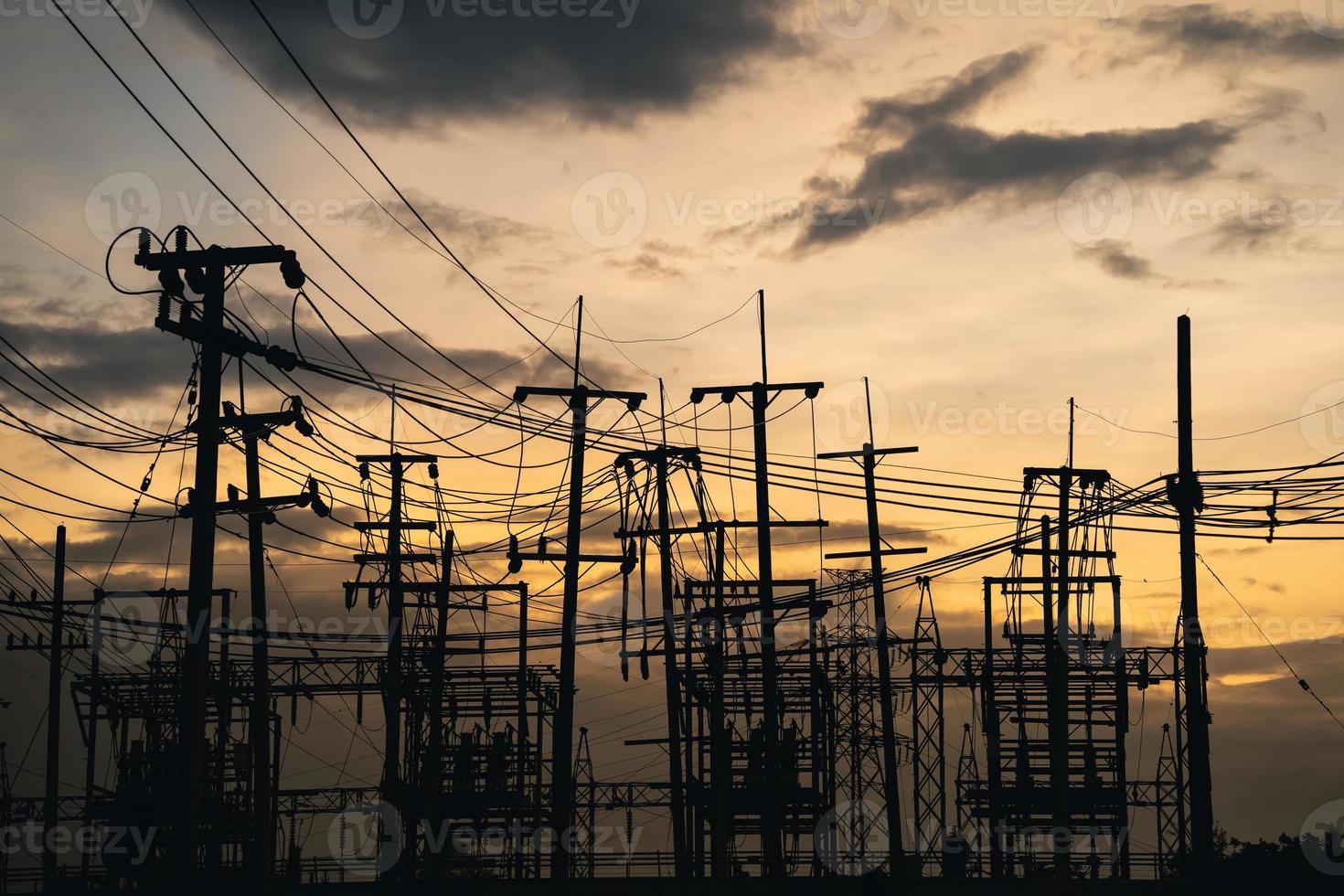 torre ad alta tensione post.alta tensione presso la centrale elettrica tramonto sera d'oro sullo sfondo del cielo foto