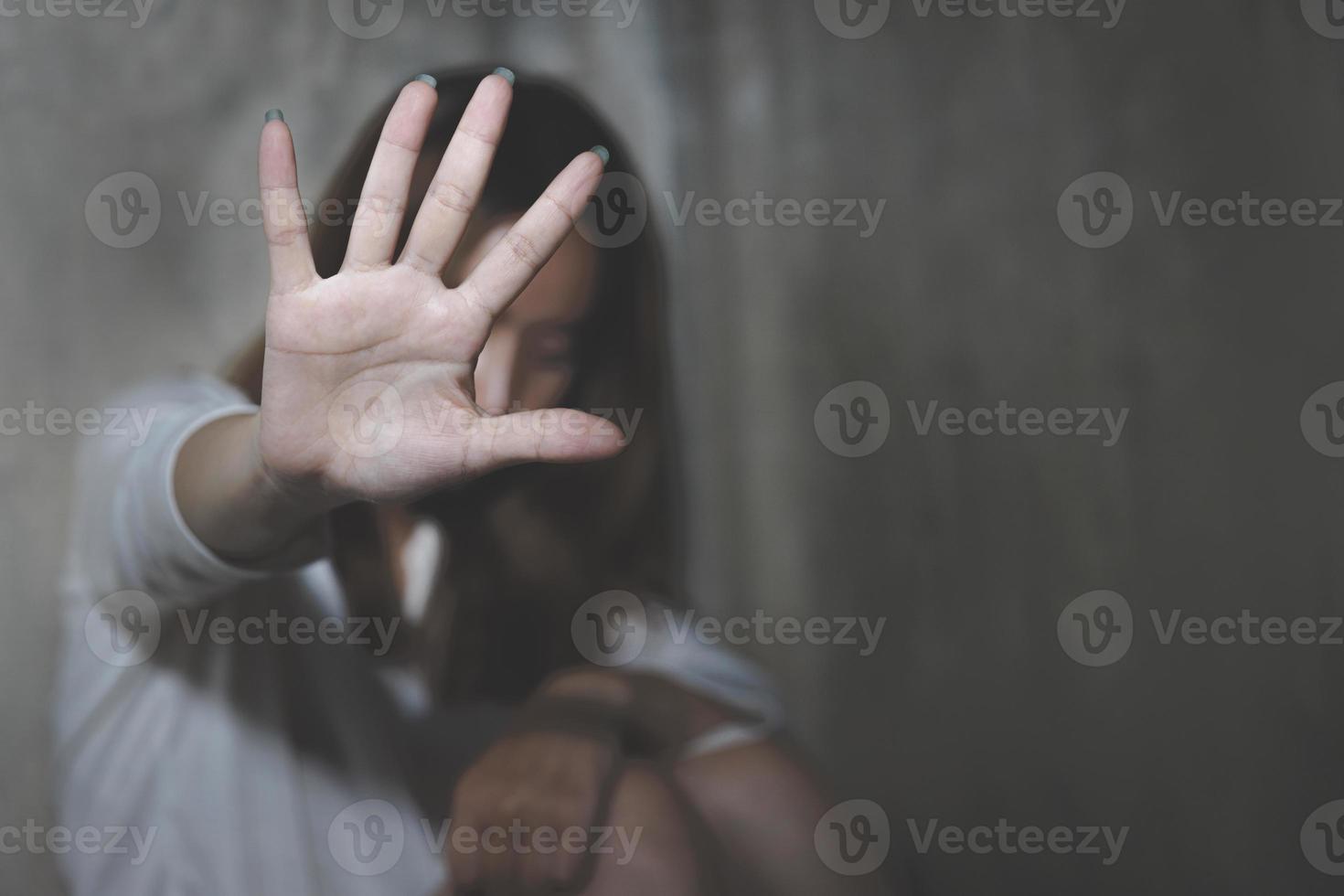 la ragazza alzò la mano per fermarsi. difendendosi con la mano. porre fine alla violenza contro le donne campagna contro lo stupro e la tratta di esseri umani. rivendicare i diritti e le libertà delle donne. foto