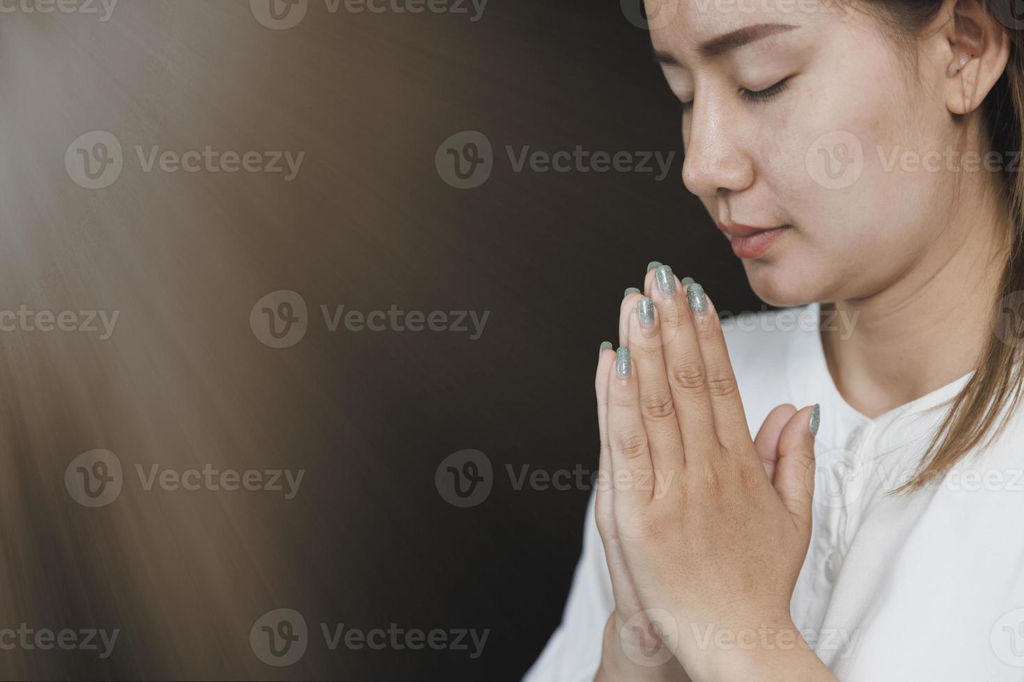 paga rispetto, donna che prega mani con fede nella religione. gesto delle mani namaste o namaskar, posizione di preghiera. foto