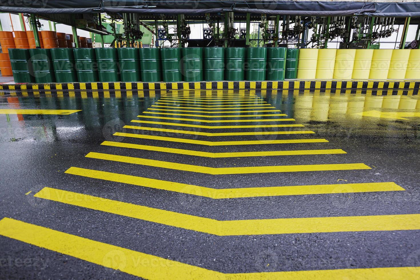 barili di petrolio verdi o fusti chimici accatastati verticalmente sul simbolo della linea stradale dell'industria. foto