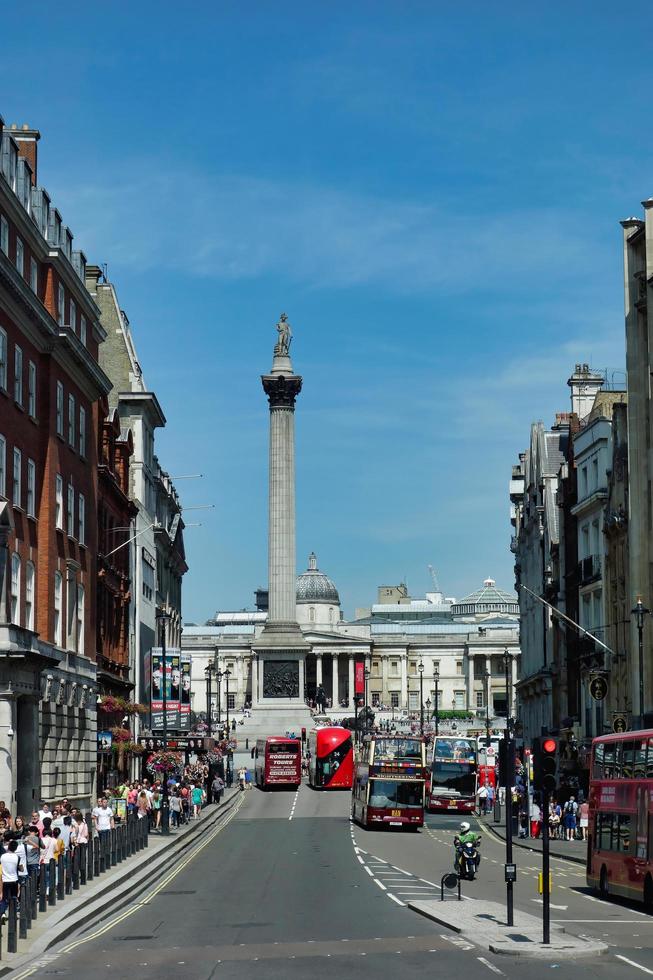 vista verso Trafalgar Square a Londra il 27 luglio 2013. persone non identificate. foto