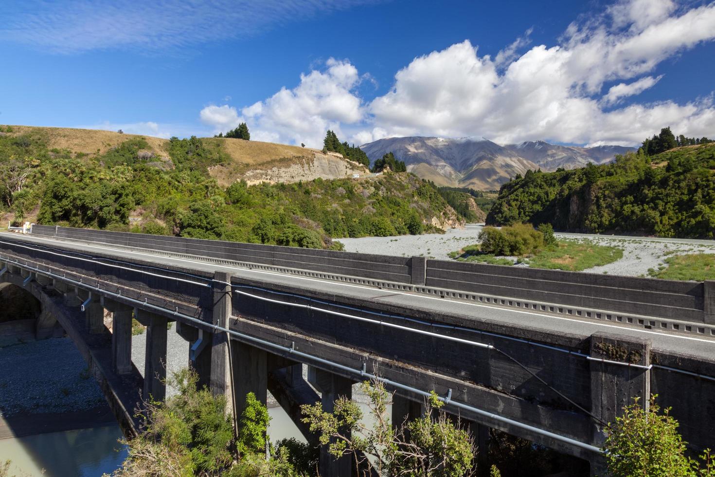 vista del moderno ponte sul fiume Rakaia in Nuova Zelanda il 25 febbraio 2012 foto