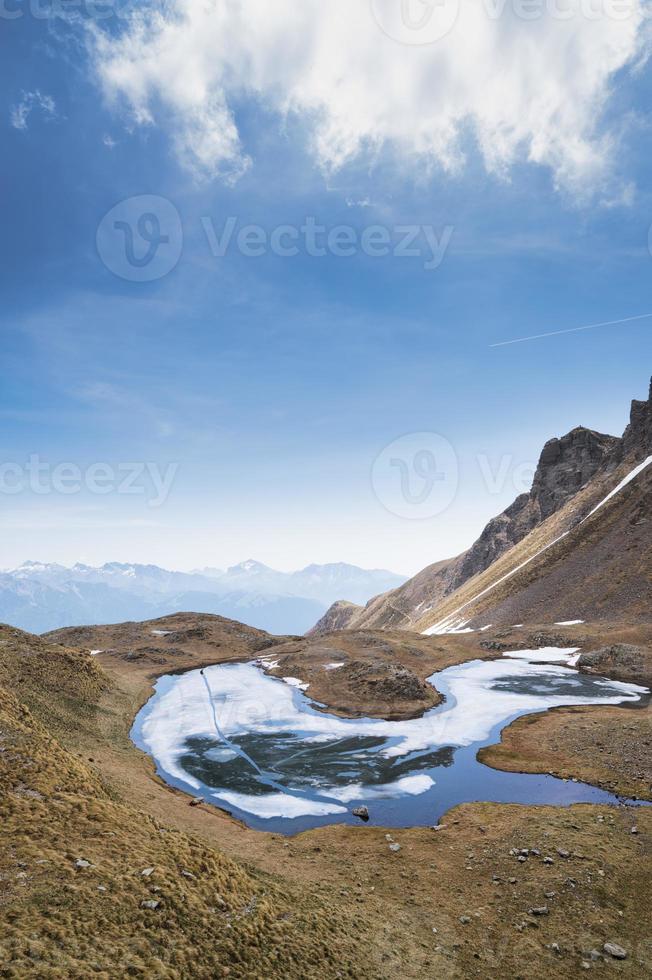 piccolo lago alpino al disgelo foto