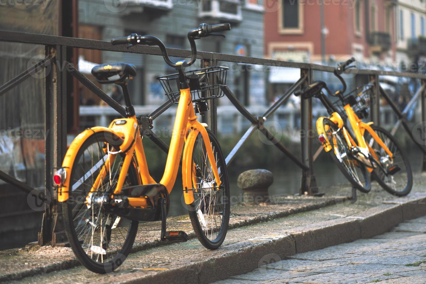 le biciclette a milano italia sono disponibili per il biglietto dei mezzi pubblici. foto