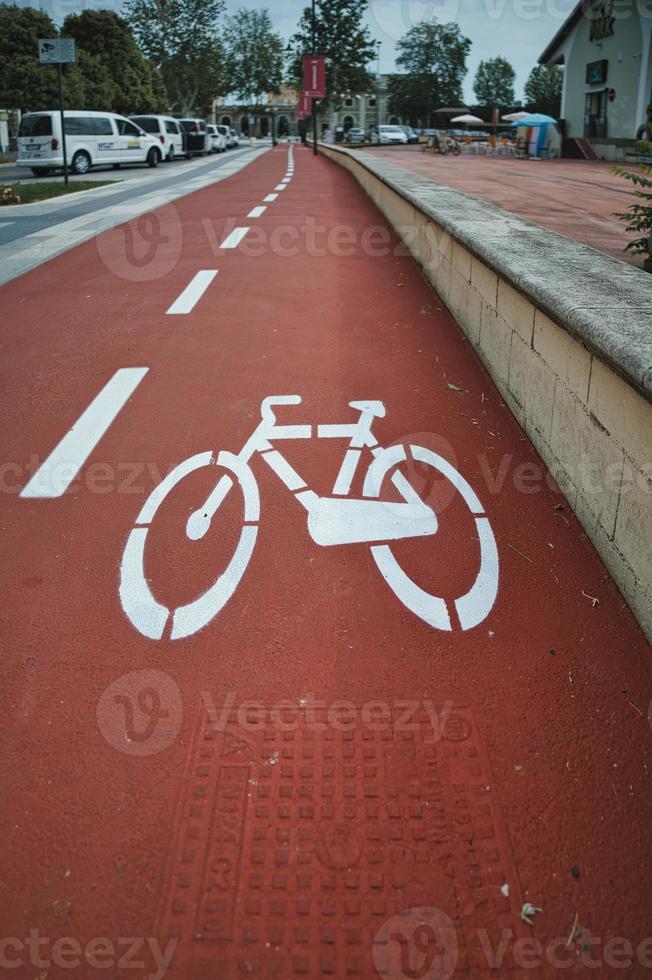 pista ciclabile di colore rosso rubino foto