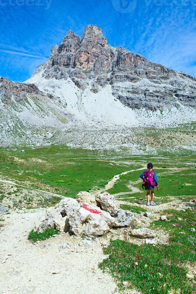 bambino durante un'escursione in montagna foto