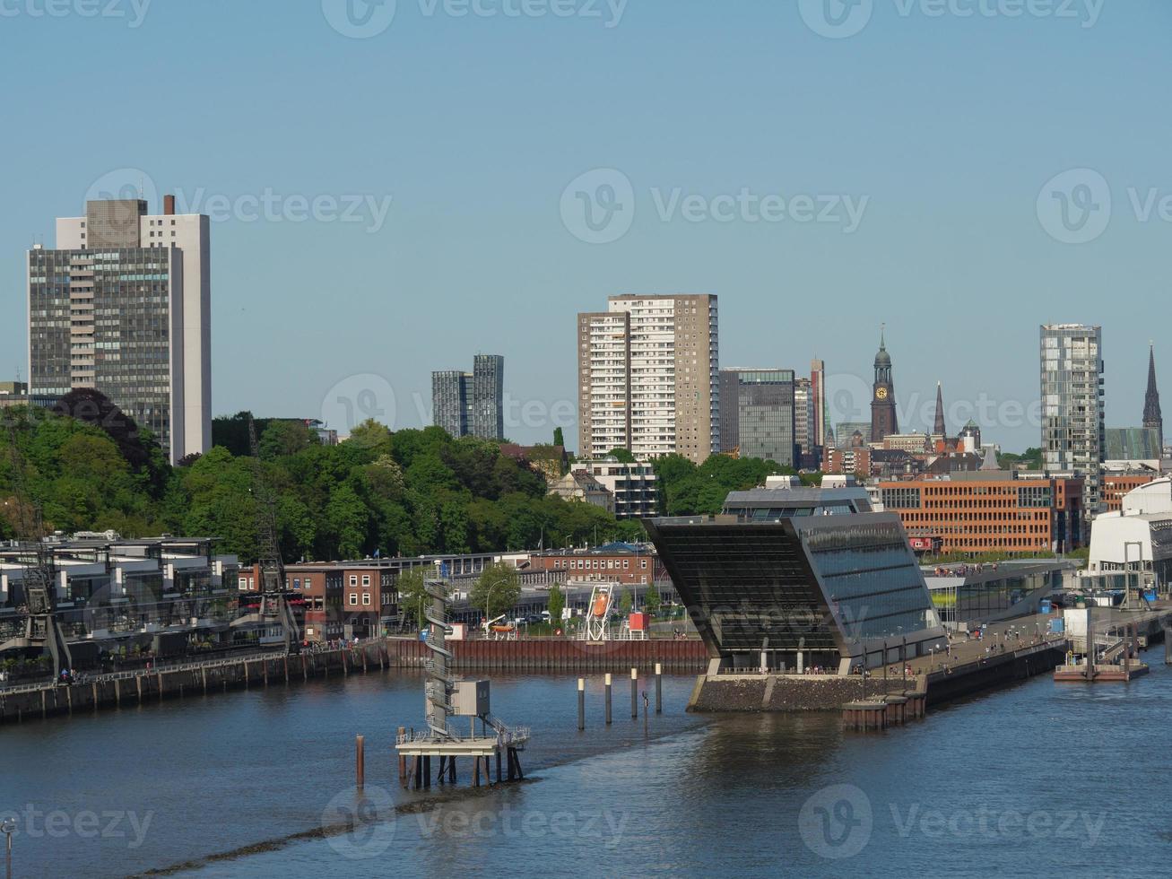 la città di Amburgo e il fiume Elba foto