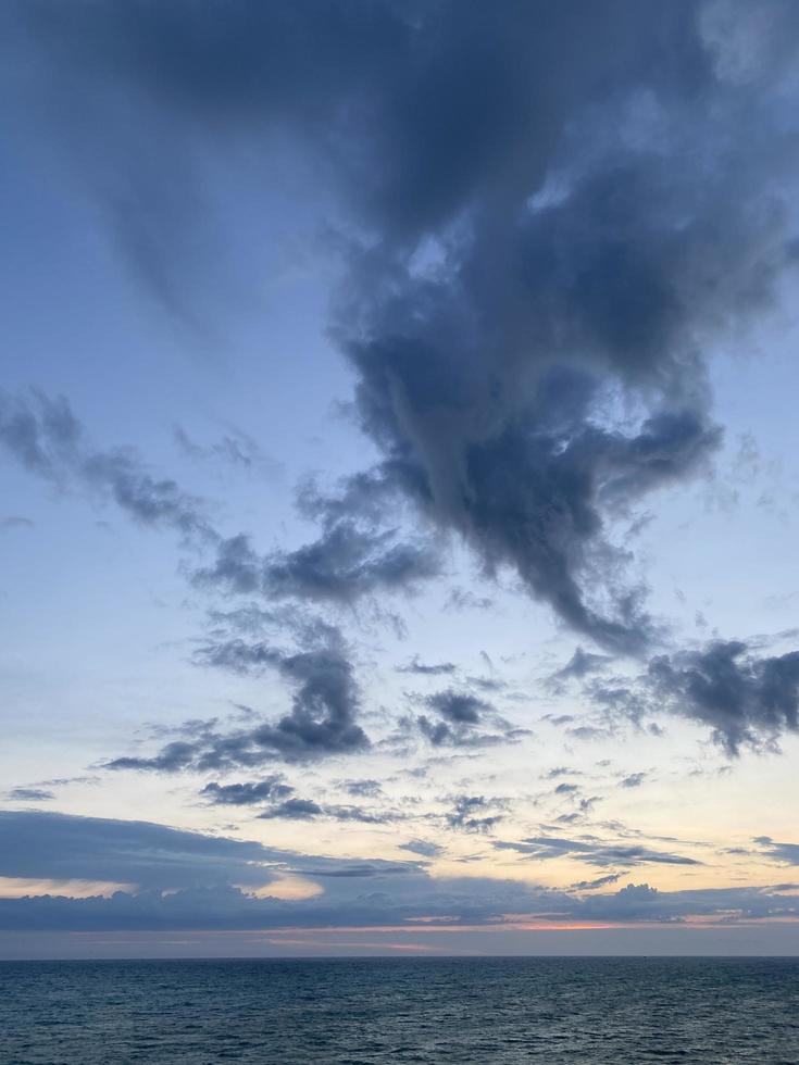 tramonto sulla spiaggia foto