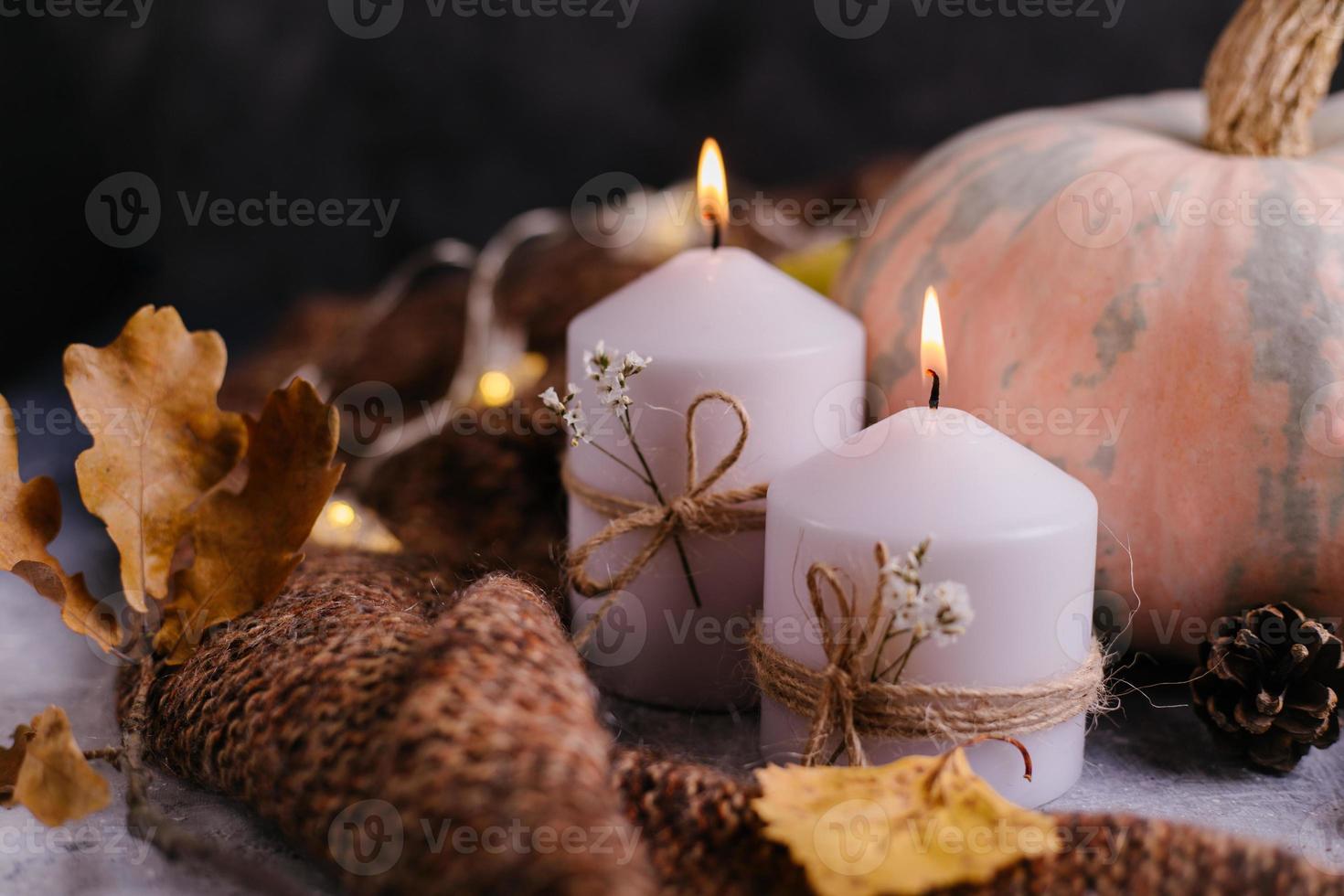 composizione autunnale. zucche, candele e maglione lavorato a maglia. foto