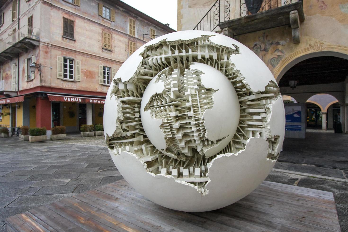 scultura pomodoro nella piazza principale di orta san giulio italia il 28 ottobre 2008 foto