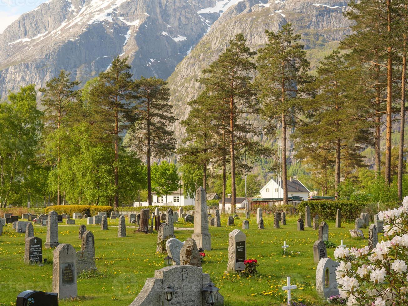 il piccolo villaggio eidfjord nell'hardangerfjord norvegese foto