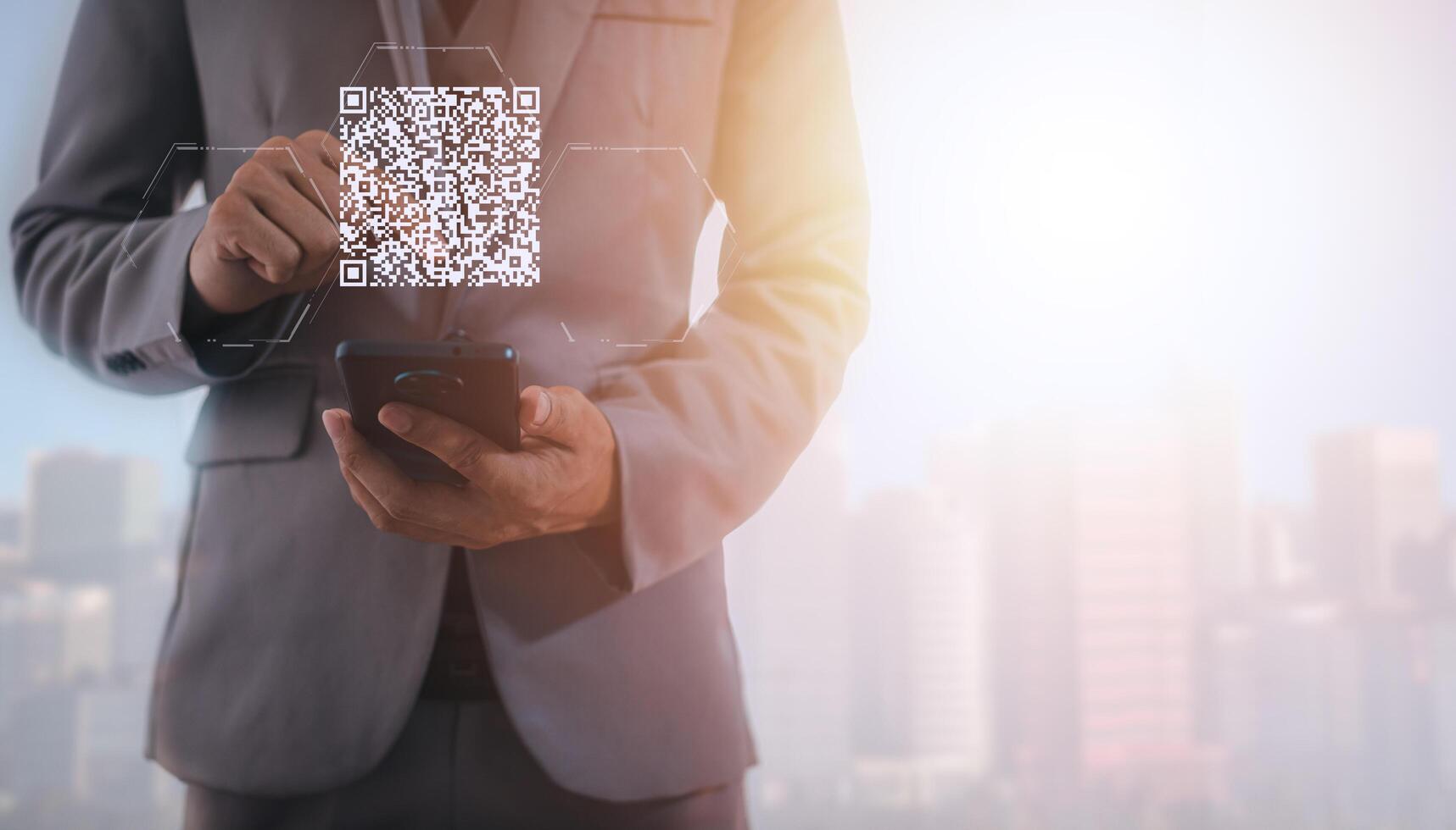 scansionare il codice QR per pagare, ricevere denaro, accedere, connettersi al sistema, pagamento, shopping online, concetto di tecnologia senza contanti, pagamento digitale accettato senza denaro foto