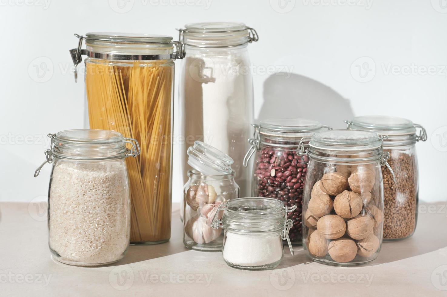 conservazione della cucina ecologica. mantenendo il cibo fresco, vasetti di  vetro pieni di cereali, pasta e farina. contenitori trasparenti per dispensa.  8110606 Stock Photo su Vecteezy