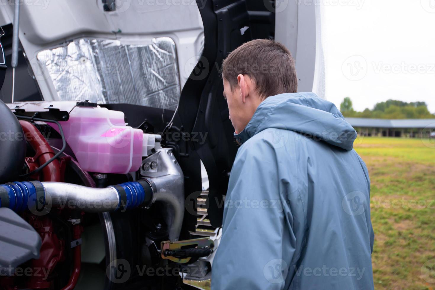 camionista controllare il motore del camion semi prima di guidare il camion semi foto