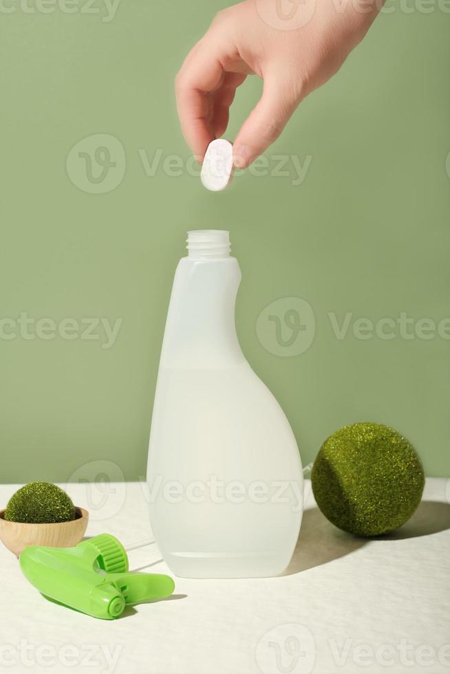 Compressa dissolubile con tenuta a mano per ricarica detergente per cucina. flacone di spray detergente ricarica. zero rifiuti, sistema ricaricabile. pulizia ecologica. foto