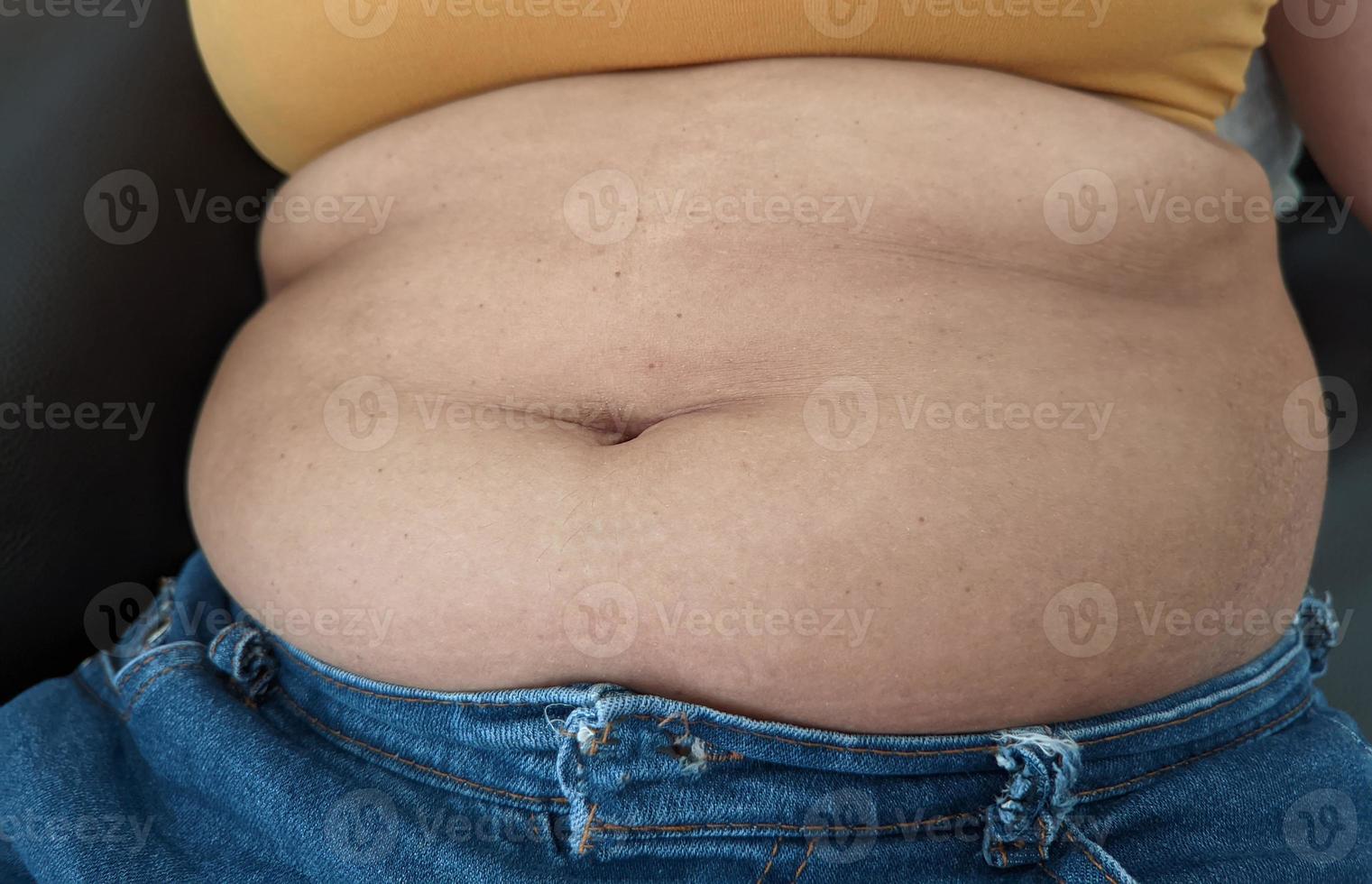 donne asiatiche sedute sulla parte anteriore del ventre grasso corporeo. foto