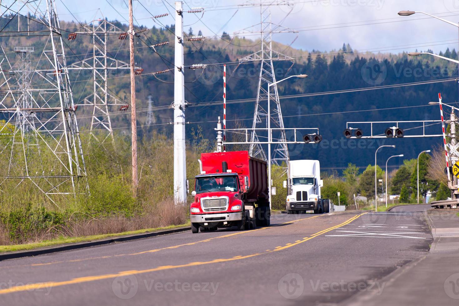 camion semi sulla strada in zona industriale foto