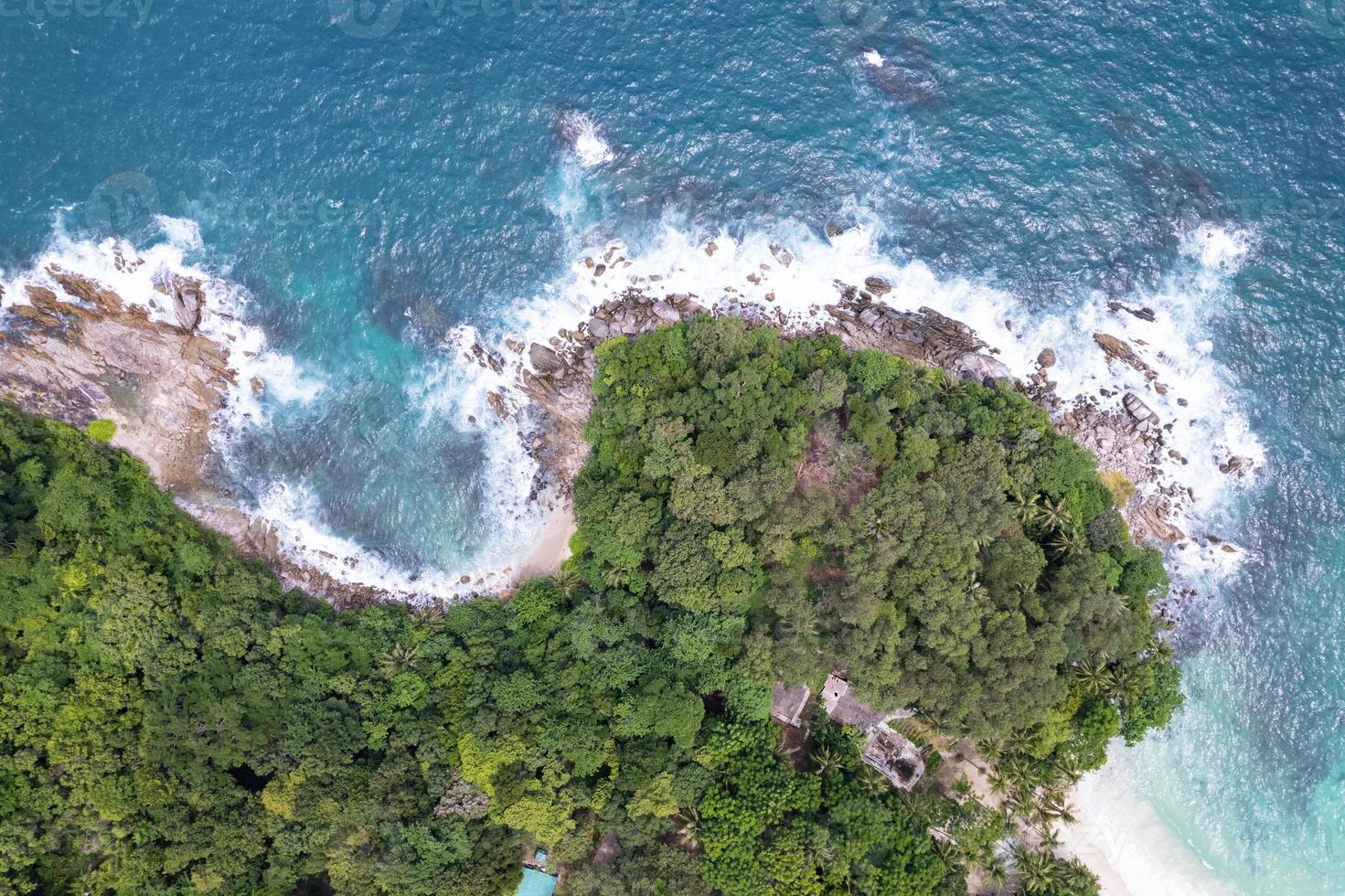 vista aerea dall'alto in basso mare onda che si infrange sulla spiaggia bellissimo mare turchese superficie in una giornata di sole bel tempo giorno estate sfondo incredibile vista sul mare vista dall'alto foto